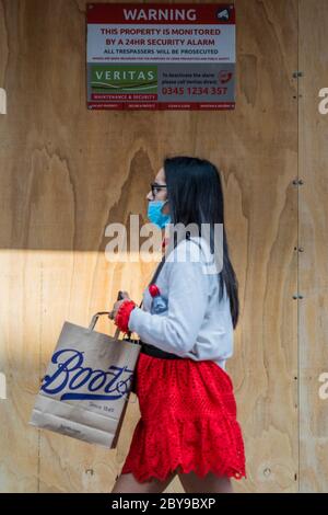 Londres, Royaume-Uni. 09e juin 2020. Le magasin Debenhams de Clapham Junction est aujourd'hui embarqué et le stock semble avoir été éliminé, même si le verrouillage du coronavirus commence à se calmer. Le magasin ne figurait pas sur la liste originale des fermetures de Debenhams, annoncée par la société. Crédit : Guy Bell/Alay Live News Banque D'Images