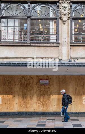 Londres, Royaume-Uni. 09e juin 2020. Le magasin Debenhams de Clapham Junction est aujourd'hui embarqué et le stock semble avoir été éliminé, même si le verrouillage du coronavirus commence à se calmer. Le magasin ne figurait pas sur la liste originale des fermetures de Debenhams, annoncée par la société. Crédit : Guy Bell/Alay Live News Banque D'Images