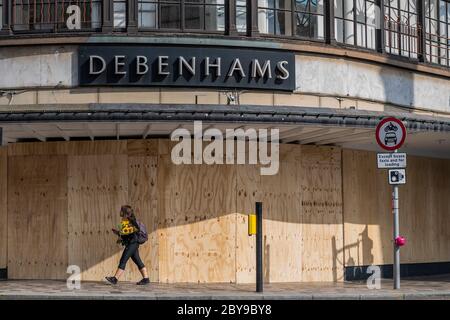 Londres, Royaume-Uni. 09e juin 2020. Le magasin Debenhams de Clapham Junction est aujourd'hui embarqué et le stock semble avoir été éliminé, même si le verrouillage du coronavirus commence à se calmer. Le magasin ne figurait pas sur la liste originale des fermetures de Debenhams, annoncée par la société. Crédit : Guy Bell/Alay Live News Banque D'Images