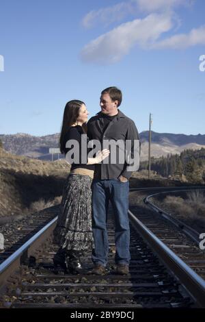 Couple sur les voies de train Banque D'Images