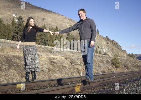 Couple sur les voies de train Banque D'Images