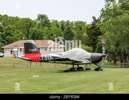 Petit avion à moteur unique à l'aéroport de Shelter Island, Shelter Island, NY Banque D'Images