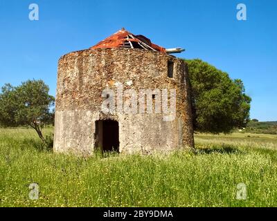 Magnifique Alentejo au Portugal avec un vieux moulin à vent et un toit rouge près d'Odeceixe Banque D'Images