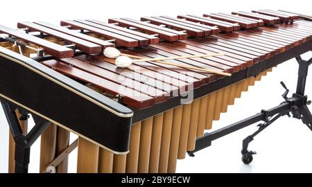 Un Marimba avec des maillets sur blanc Banque D'Images