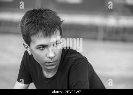 beau garçon d'adolescence ressemble sérieusement. noir et blanc Banque D'Images