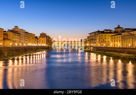 Arno River - VUE panoramique sur l'Arno au coucher du soleil sur le Ponte Vecchio 'Vieux Pont' au coeur de Florence, en Toscane, en Italie. Banque D'Images