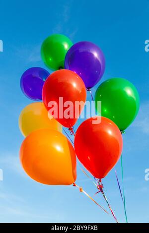 Ballons colorés sur un magnifique ciel bleu Banque D'Images