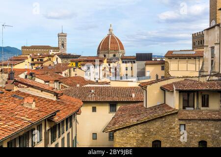 Vieille ville - vue sur le toit de la vieille ville de Florence, avec le Campanile de Giotto et la cathédrale de Florence de Brunelleschi au centre. Florence, Italie. Banque D'Images