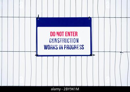 Ne pas entrer dans le panneau de construction en cours sur la clôture Banque D'Images