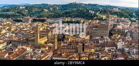 Florence au coucher du soleil - vue d'ensemble de la vieille ville de Florence, vue depuis le haut du dôme de la cathédrale de Florence. Toscane, Italie. Banque D'Images