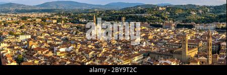 Coucher de soleil d'automne à Florence - le soleil d'or du coucher de soleil d'automne brille sur le côté sud de la vieille ville de Florence, comme vu du Dôme de la cathédrale de Florence. Banque D'Images