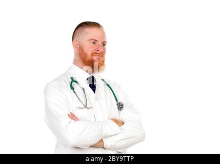 REDHEAD médecin avec une robe médicale isolée sur un fond blanc Banque D'Images