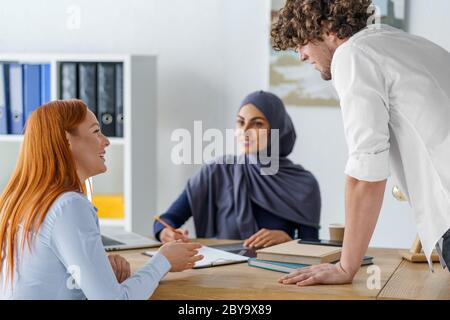 Divers collègues travaillent ensemble au bureau Banque D'Images