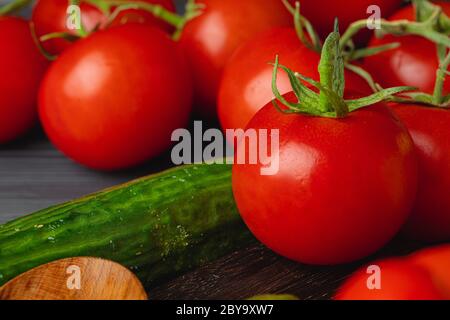 Gros plan de tomates cerises sur la table de cuisine Banque D'Images