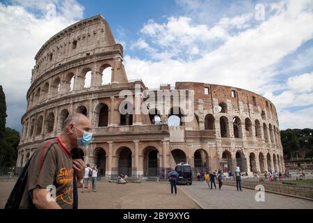 Italie réouverture, début de la phase 3. Un homme portant un masque facial protecteur passe devant le Colisée après le coronavirus de cause de verrouillage, le mardi 02 juin 2020. Banque D'Images