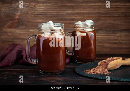 Deux pots de maçon de chocolat chaud avec guimauves Banque D'Images
