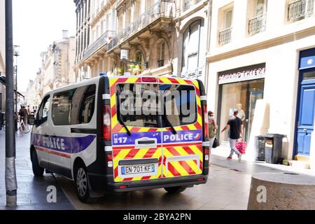 Bordeaux , Aquitaine / France - 06 06 2020 : véhicule de police blanc français et fourgonnette avec logo sur la porte dans la rue Banque D'Images