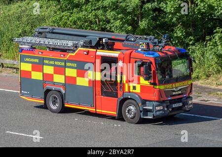 Véhicule de secours incendie et d'urgence, royaume-uni, moteur de secours, camion rouge, moteur, équipement, service, véhicule, accident, brigade, danger, département, angleterre, sécurité, services, chasseur, pompier, camion de pompiers sur le m61 Manchester, Royaume-Uni Banque D'Images