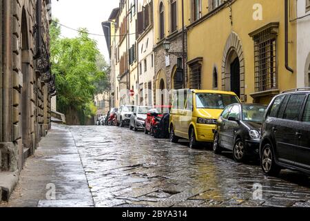 Allée pluvieuse - un jour pluvieux d'automne dans une rue calme d'un quartier résidentiel de la vieille ville historique de Florence. Toscane, Italie. Banque D'Images