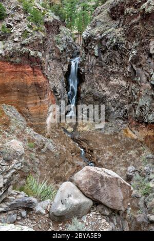 NM00630-00...NOUVEAU MEXIQUE - les hautes chutes de l'El Rito de los Frijoles (Frijoles Creek) au Monument National de Bandelier. Banque D'Images