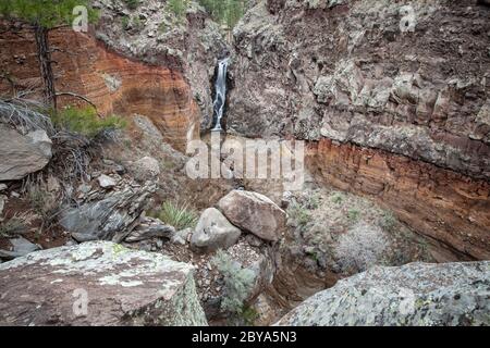 NM00631-00...NOUVEAU MEXIQUE - les hautes chutes de l'El Rito de los Frijoles (Frijoles Creek) au Monument national de Bandelier. Banque D'Images