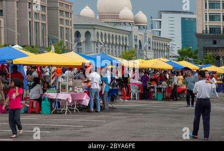 Les foules achètent de la nourriture aux étals de l'aubérant pendant le ramadan à Putrajaya en Malaisie. Avec des dômes de style malais en arrière-plan. Banque D'Images