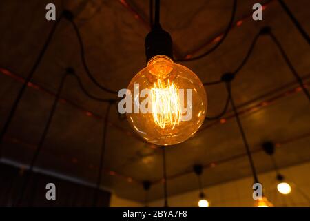 Grandes ampoules à incandescence vintage suspendues dans une cuisine moderne. Les ampoules à incandescence inefficaces gaspillent l'électricité. Réglable, blanc chaud, E27 Banque D'Images