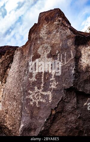 NM00642-00...NOUVEAU MEXIQUE - pétroglyphes dans le style Rio Grande alomg la Mesa Trail, Boca Negra Canyon, Petroglyph National Monument. Banque D'Images