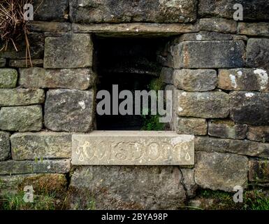 Grotte de Frise. Une activité pour enfants depuis le centre de Castelshaw. Oldham. Lancashire Banque D'Images