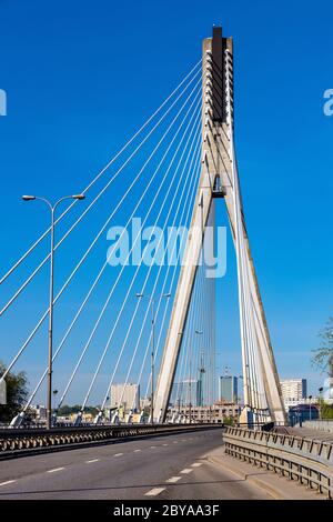 Varsovie, Mazovia / Pologne - 2020/05/09: Vue panoramique sur le pont Swietokrzyski - la plupart Swietokrzyski - avec la Vistule et le centre-ville de Srodmiescie Banque D'Images