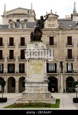 La plaza de Pedro Velarde ou Plaza Porticada avec la statue de Pedro Velarde debout avec un petit canon et une main surtendue Santander Espagne Banque D'Images