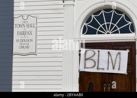 Fairfax, Virginie / Etats-Unis - 8 juin 2020 : un panneau illégal affiché par un protestant est suspendu des portes de l'hôtel de ville historique dans la ville de Fairfax. Banque D'Images