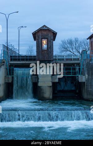 Gros plan de l'ancienne usine d'eau. Vanne de luice d'eau. Banque D'Images