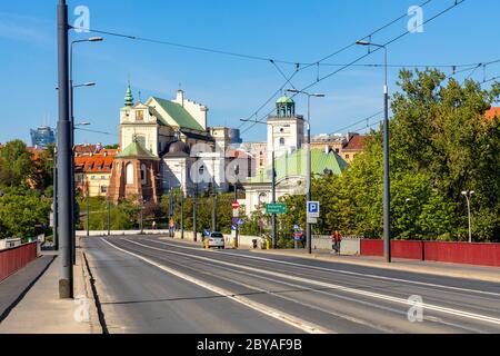 Varsovie, Mazovie / Pologne - 2020/05/09: Vue panoramique sur le quartier historique de la vieille ville de Stare Miasto avec église Saint Anna et pont MOST Slasko-Dabrowski Banque D'Images