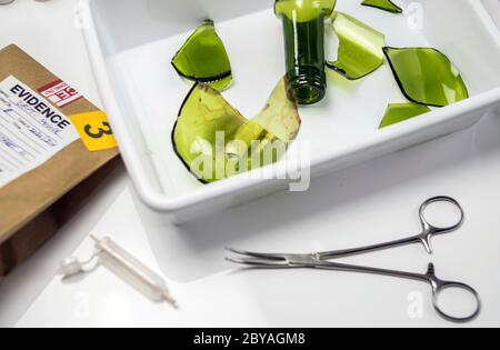 Échantillons d'une bouteille en verre cassée dans Criminalistic Lab, image conceptuelle Banque D'Images