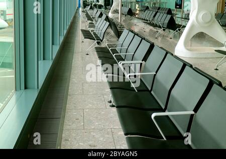 Rangée de chaises vides dans le salon de départ de l'aéroport Banque D'Images