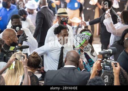 Les membres de la famille et les amis se préparent à entrer dans le sanctuaire de l'église de la Fontaine de louange à Houston le 9 juin 2020 pour le service honorant la vie de GEORGE FLOYD. La mort de Floyd fin mai par un policier blanc a provoqué des centaines de manifestations dans le monde contre la brutalité et le racisme de la police. Banque D'Images