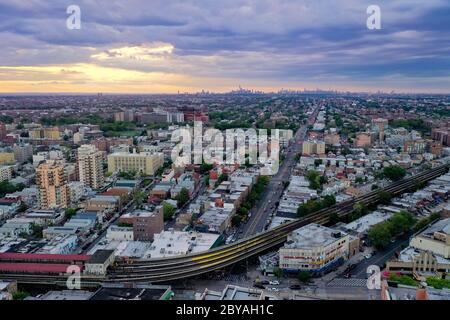 Brooklyn, NY - 30 mai 2020 : voies de métro le long du sud de Brooklyn, desservant Coney Island, Brighton Beach, Ocean Parkway et Sheepshead Bay. Banque D'Images