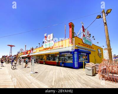 New York City - 30 mai 2020 : le restaurant Nathan's sur la promenade de Coney Island avec prise de distance en vigueur. Banque D'Images