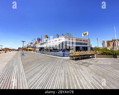 New York City - 30 mai 2020 : le restaurant Paul's Daughter sur la promenade de Coney Island avec prise de distance en vigueur. Banque D'Images