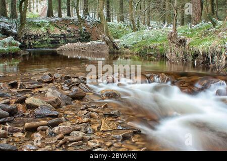 Derwent Valley. Ruisseau qui s'intourne dans le réservoir de Howden, par une journée froide d'hiver. Banque D'Images