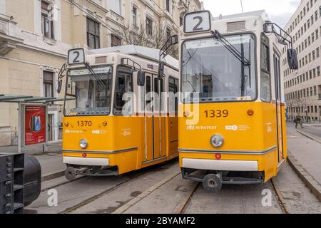 Budapest, Hongrie - 10 février 2020 : célèbre tramway jaune sur la rue Budapest Banque D'Images