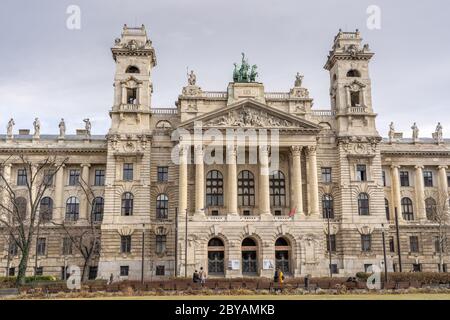 Budapest, Hongrie - 9 février 2020 : façade néo-Renaissance avec sculptures allégoriques du musée d'Ethnographie de Budapest Banque D'Images