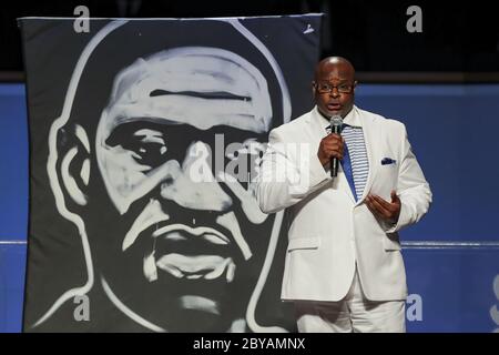 Houston, États-Unis. 09e juin 2020. Michael Tolds chante « My Soul's Amouillage » lors des funérailles de George Floyd le mardi 9 juin 2020, à l'église de la Fontaine de louange à Houston. Floyd est décédé le 25 mai après avoir été retenu par les policiers de Minneapolis. Photo de piscine par Godofredo A. Vasquez/UPI crédit: UPI/Alay Live News Banque D'Images