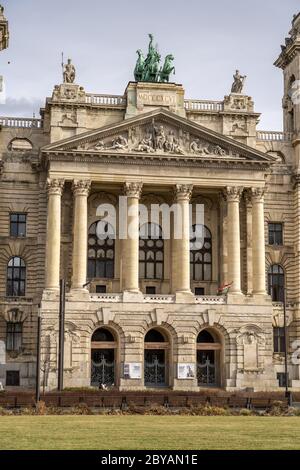 Budapest, Hongrie - 9 février 2020 : façade néo-Renaissance avec sculptures allégoriques du musée d'Ethnographie de Budapest Banque D'Images