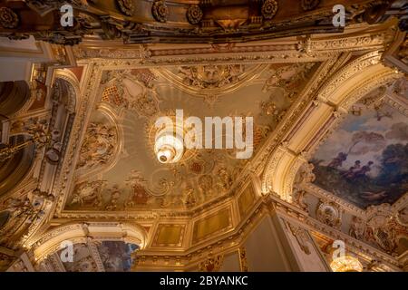 Budapest, Hongrie - 09 février 2020 : vue de dessus du ceil ornemental Banque D'Images