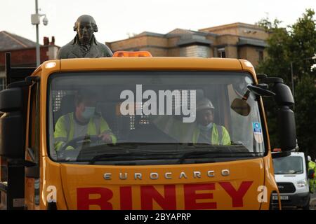 Les travailleurs ont démolir une statue du propriétaire d'esclaves Robert Milligan sur West India Quay, à l'est de Londres, tandis que les conseils du travail d'Angleterre et du pays de Galles commenceraient à examiner les monuments et les statues dans leurs villes, après qu'une manifestation ait vu des militants anti-racisme déchirer une statue d'un commerçant d'esclaves à Bristol. Banque D'Images