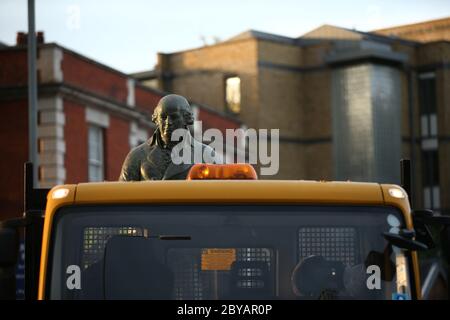 Les travailleurs ont démolir une statue du propriétaire d'esclaves Robert Milligan sur West India Quay, à l'est de Londres, tandis que les conseils du travail d'Angleterre et du pays de Galles commenceraient à examiner les monuments et les statues dans leurs villes, après qu'une manifestation ait vu des militants anti-racisme déchirer une statue d'un commerçant d'esclaves à Bristol. Banque D'Images