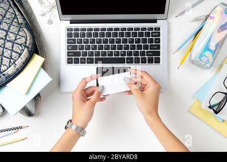 Les femmes tiennent la carte sur une table de bureau blanche Banque D'Images