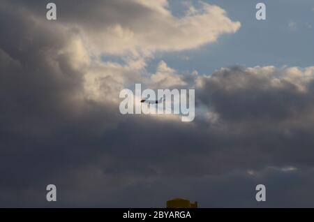 VOL 419 : les avions de ligne commerciaux délochent d'un aéroport international de Newark à New Jersey, à proximité, pour profiter du soleil et créer un paysage nuageux le jour du printemps. Banque D'Images